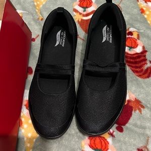 Sketchers black arch fit slip on sneaker BRAND NEW SIZE 8.5